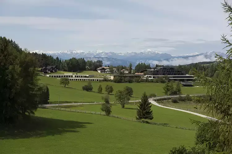 Il complesso dell'Hotel Pfoesl immerso nel verde Full immersion nel benessere Hotel Pfoesl, ritorno alla natura